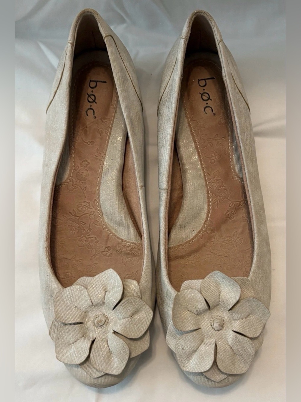 b.o.c.ballet flats in a cream, metallic gold color,leather size 9.